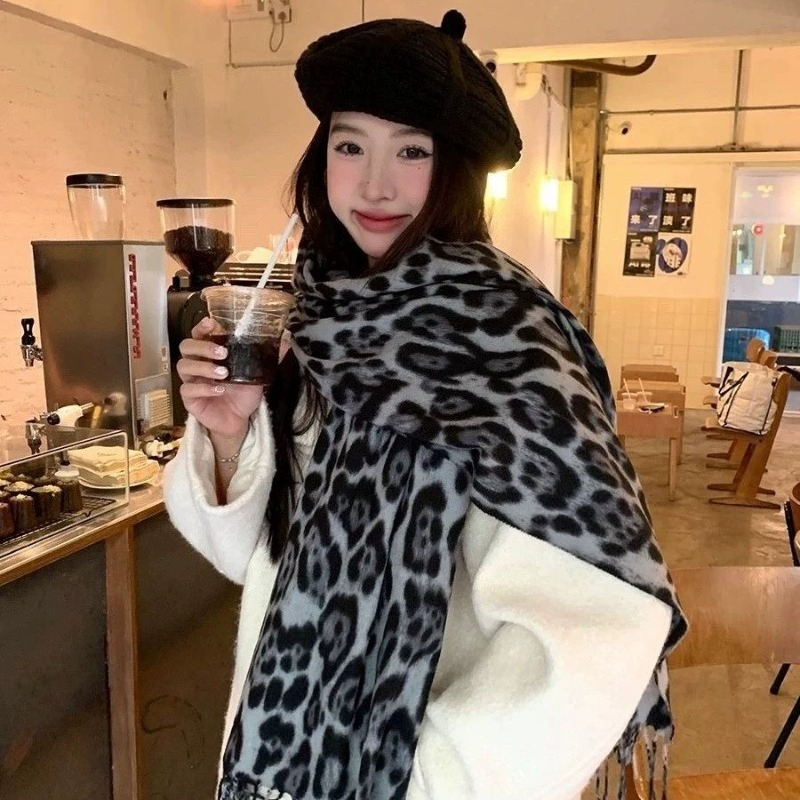2025年ニューレトロシルクレオパード柄スカーフ軽量ソフト暖 - Vintage Fashion In 2025 のレビューと価格